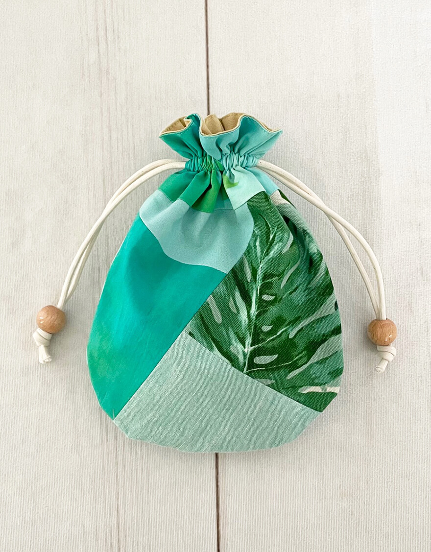 【レッスン小物,バック/ポーチ,レッスンアイテム,ハワイアン雑貨】パッチワーク風まるい巾着（モンステラ）グリーン