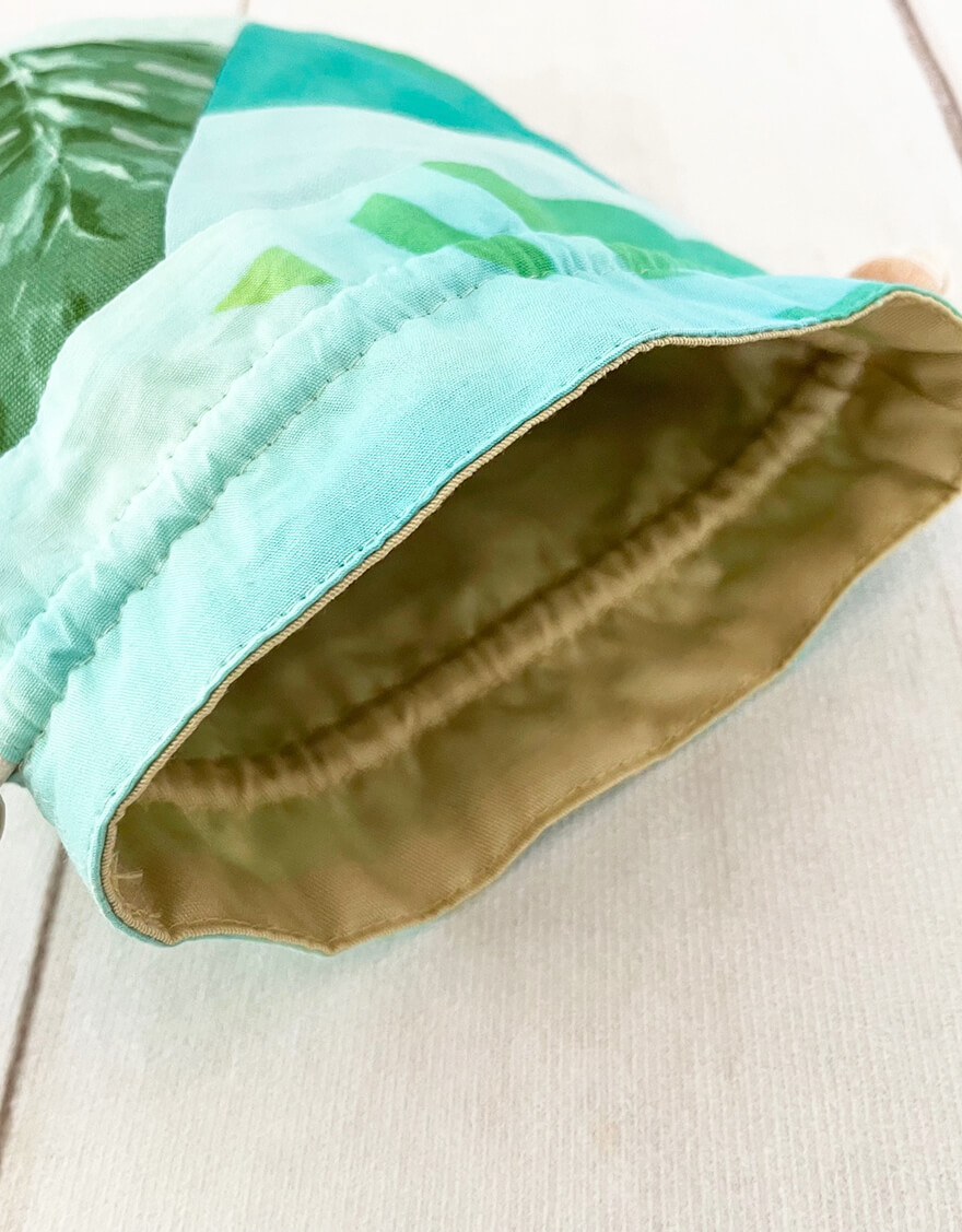 【レッスン小物,バック/ポーチ,レッスンアイテム,ハワイアン雑貨】パッチワーク風まるい巾着（モンステラ）グリーン