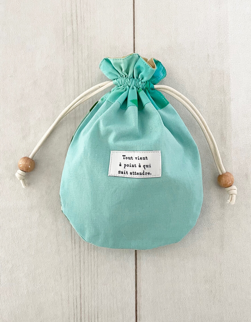 【レッスン小物,バック/ポーチ,レッスンアイテム,ハワイアン雑貨】パッチワーク風まるい巾着（モンステラ）グリーン